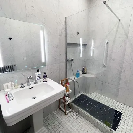 Beautiful Flat In The Center Of 6 Th District Париж